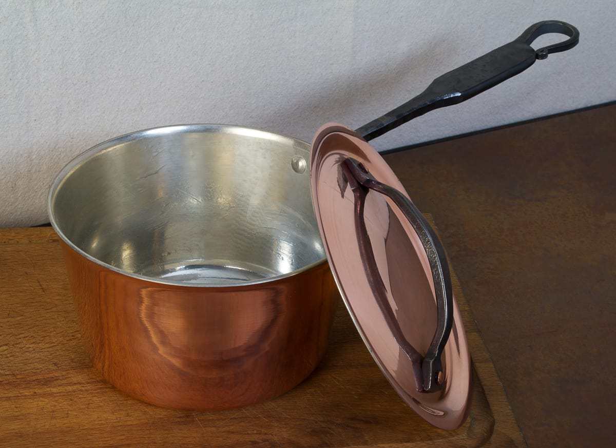 https://northwestskilletcompany.com/wp-content/uploads/2019/07/copper-sauce-pan-lid-pioneer-handle.jpg